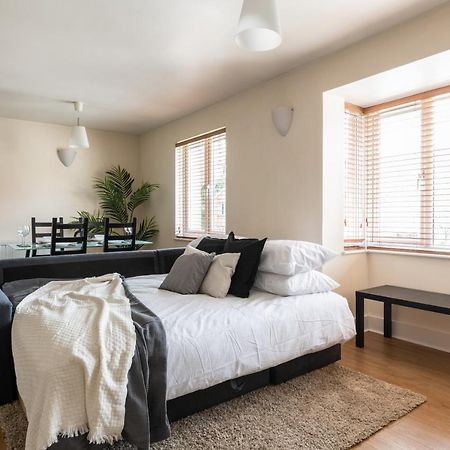 Spacious 2Br Flat - 2 Free Parking Spaces - Near Lgw Airport Crawley  Extérieur photo
