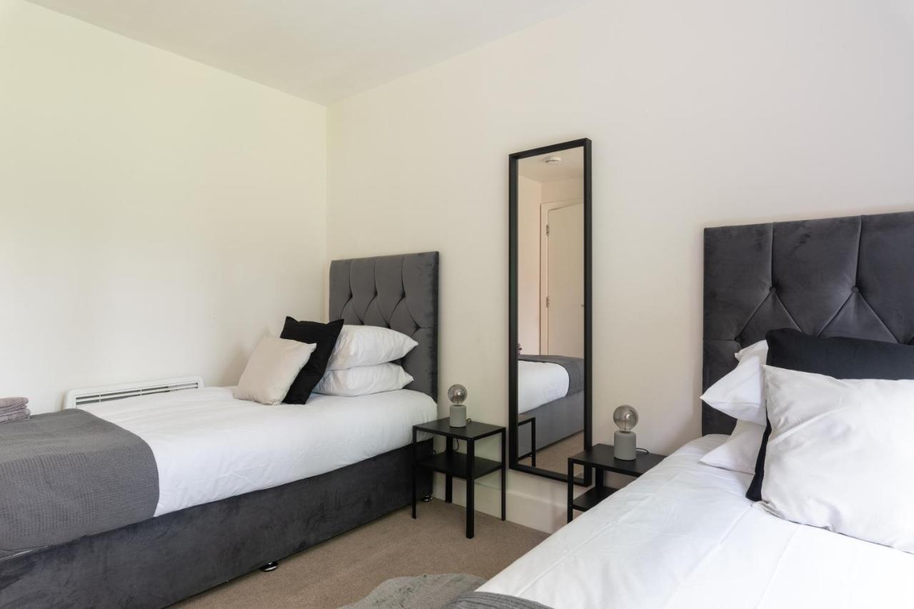 Spacious 2Br Flat - 2 Free Parking Spaces - Near Lgw Airport Crawley  Extérieur photo