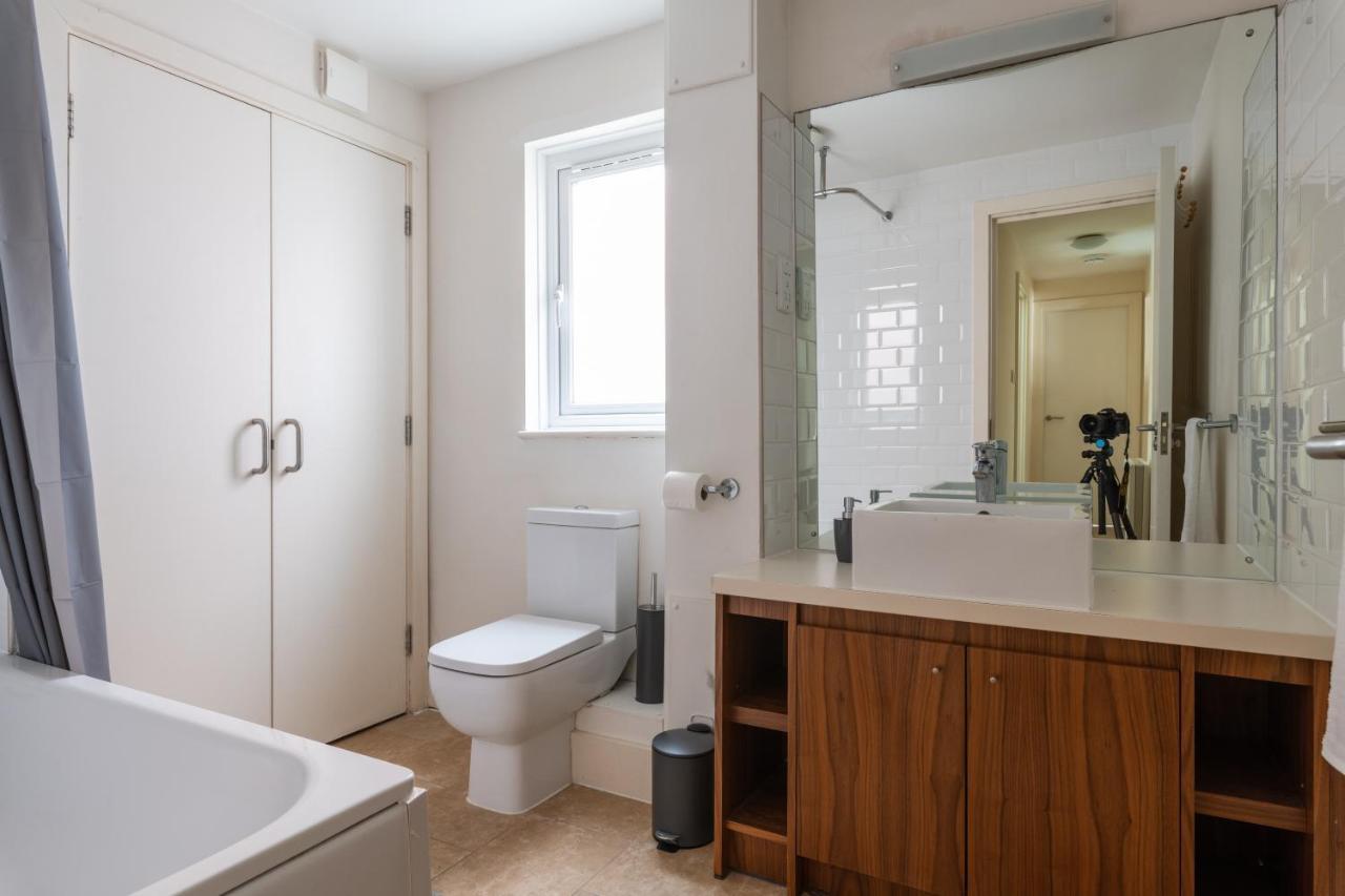 Spacious 2Br Flat - 2 Free Parking Spaces - Near Lgw Airport Crawley  Extérieur photo
