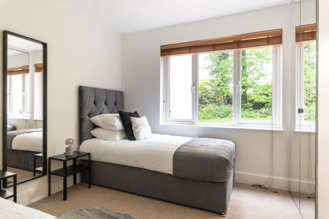 Spacious 2Br Flat - 2 Free Parking Spaces - Near Lgw Airport Crawley  Extérieur photo